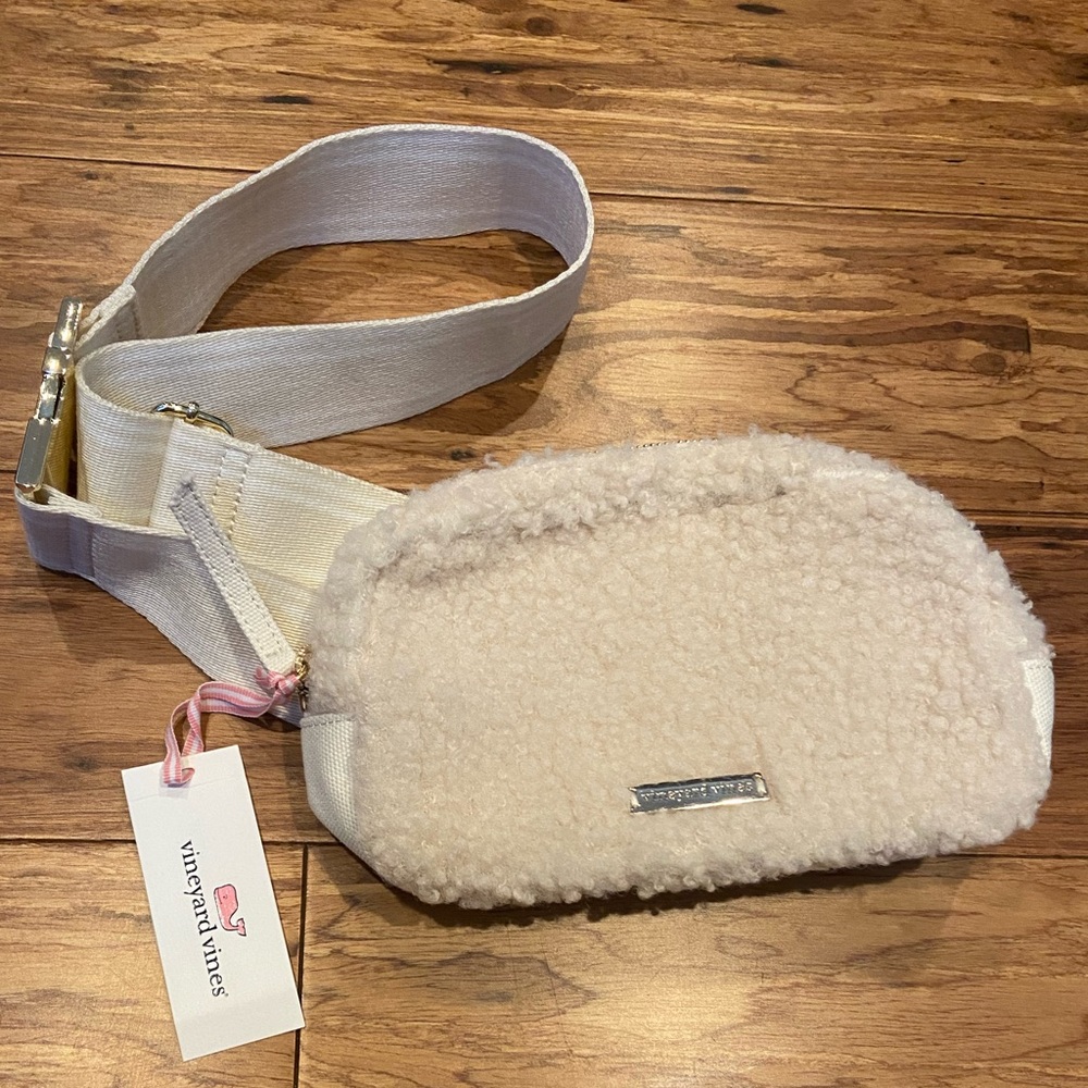 NWT vineyard vines Sherpa belt bag cream brand new